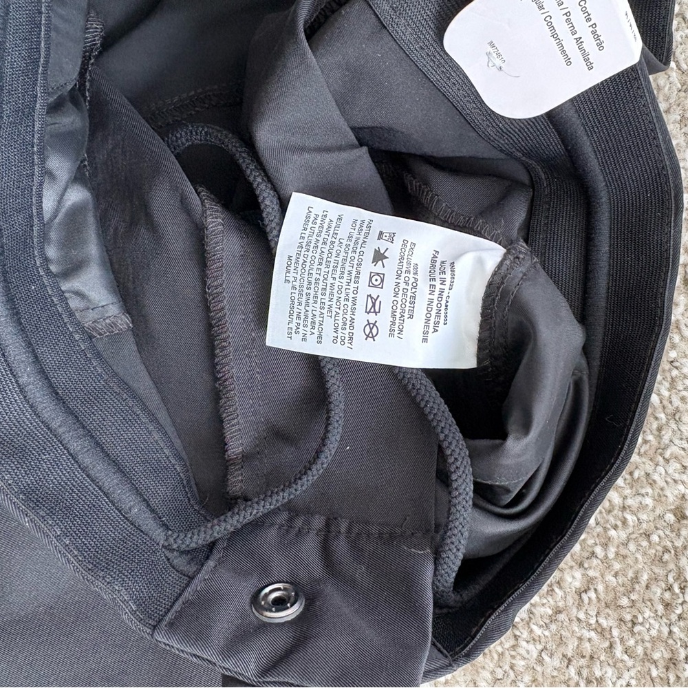 Nike Men's Dark Cargo Pants - Picture 9 of 11